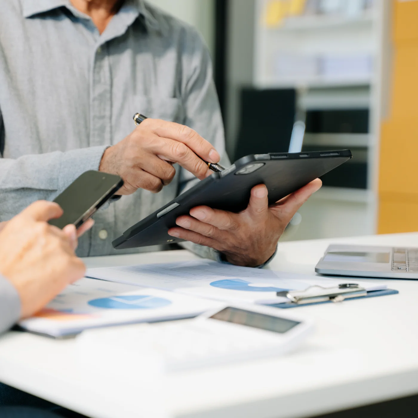 Especialistas revisando datos e indicadores del sector en una tablet