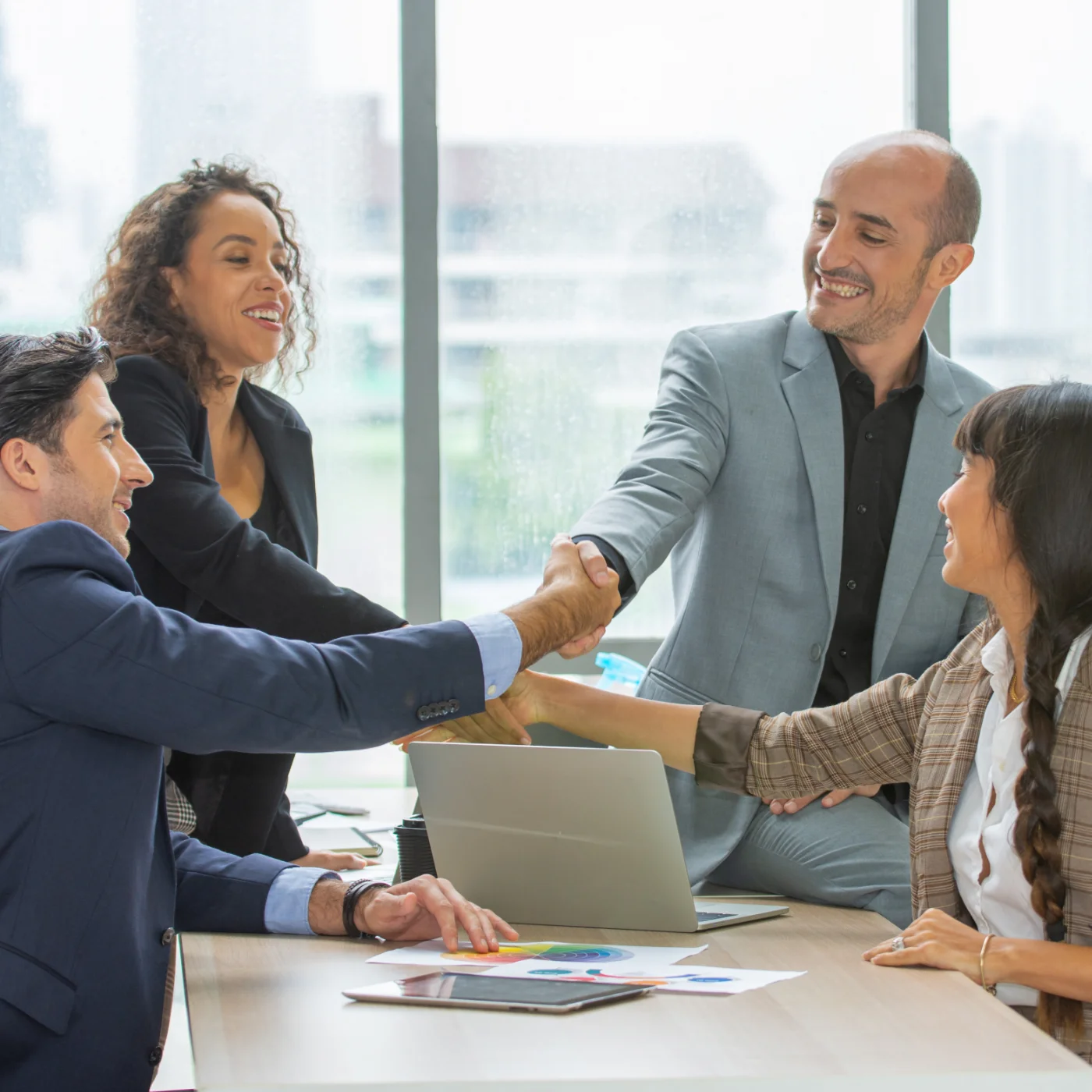Profesionales del sector inmobiliario cerrando un acuerdo con un apretón de manos
