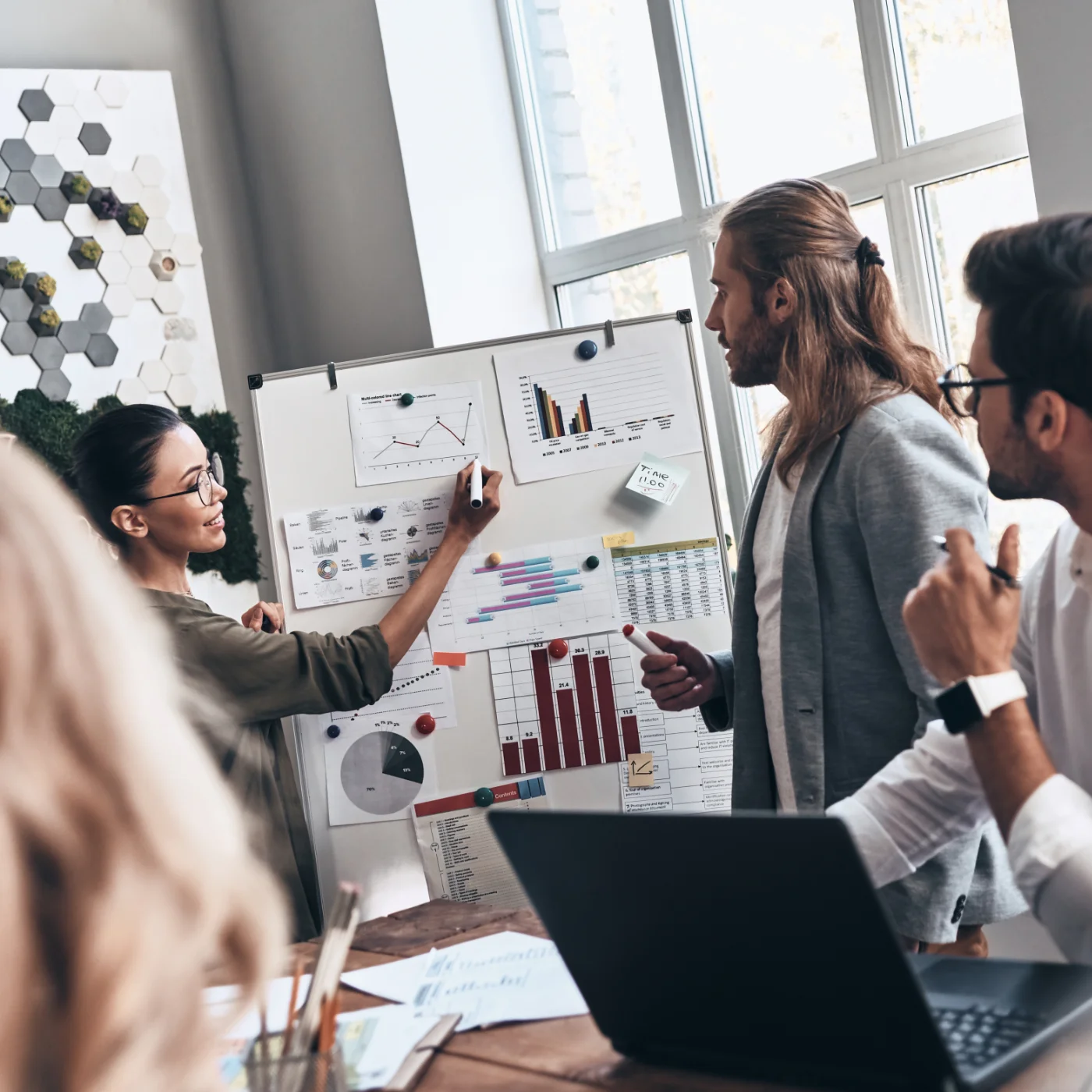 Líderes analizando gráficas y tendencias del sector en una sesión de estrategia