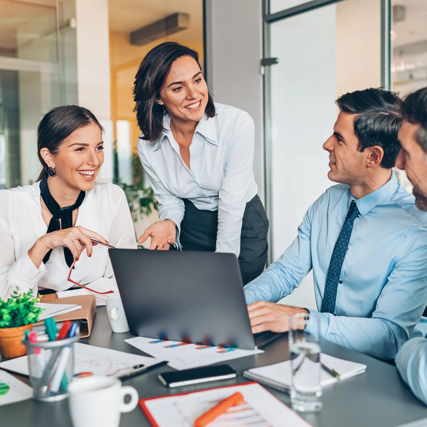 Equipo de profesionales colaborando y conectando durante la jornada